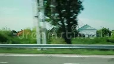 汽车穿过农村。 汽车行驶在繁忙的高速公路上出城，从车内可以看到。 乡村景观与ve